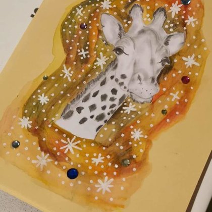 Giraffe Bleistift und Aquarell mit Glitzersteinen und Sternchen